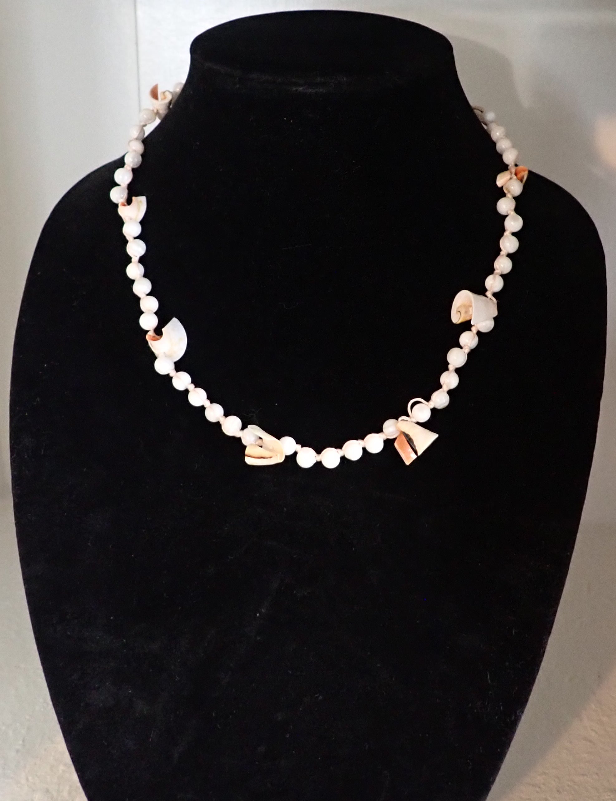 Luanos shell Necklace