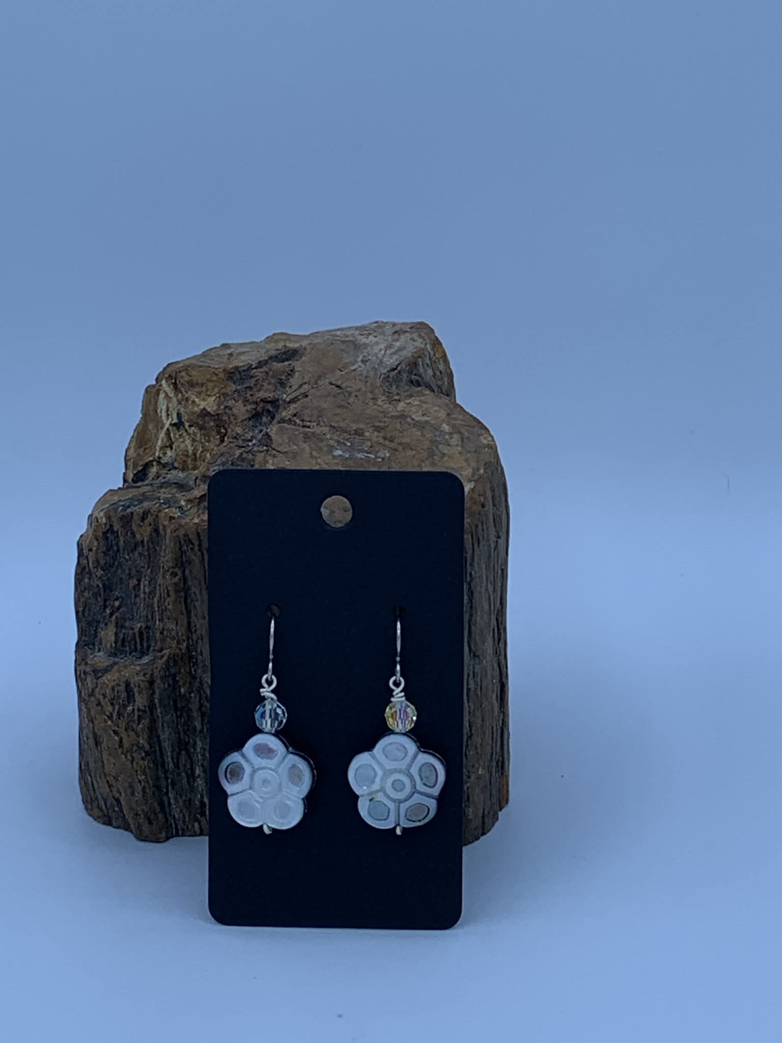 Mother of pearl flower earrings